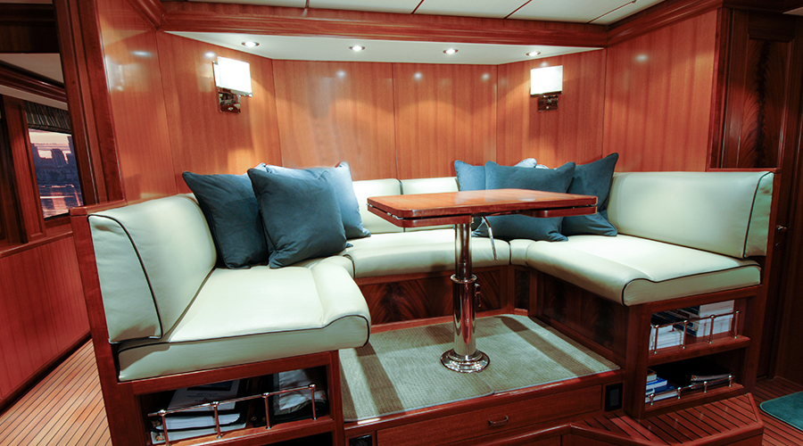 Nordhavn 86, zithoek met tafel en kussens