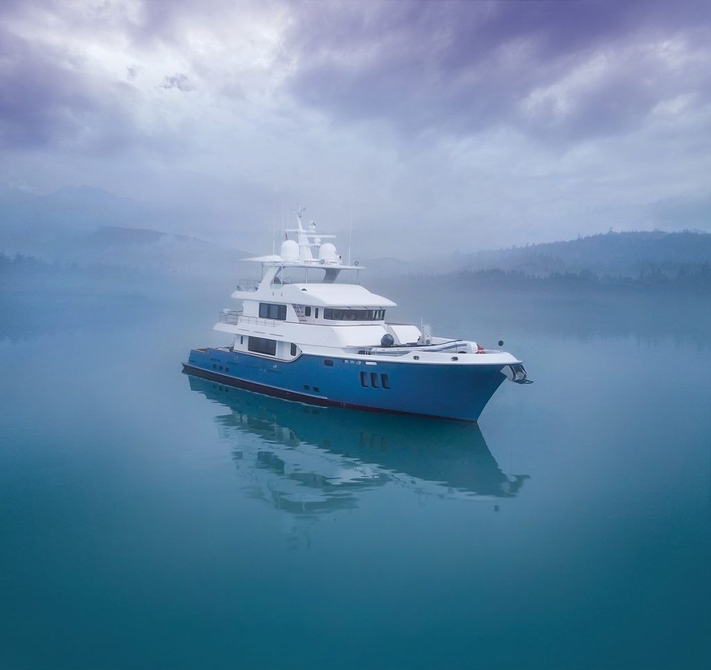 Nordhavn 96, boot op mistig water