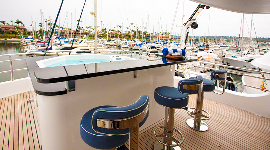 Nordhavn 96, dek met barkrukken en jacuzzi