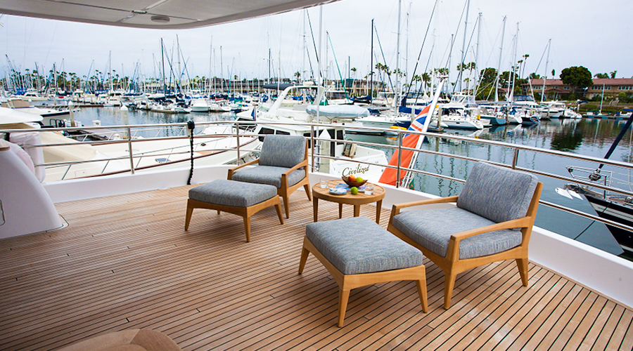 Nordhavn 96, dek met loungestoelen jachthaven