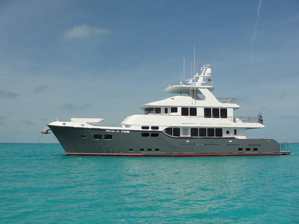 Nordhavn 96, grijze motorjacht op zee