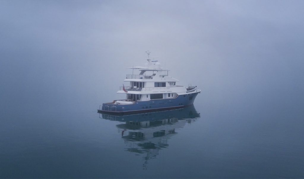 Nordhavn 96, jacht in mist op water