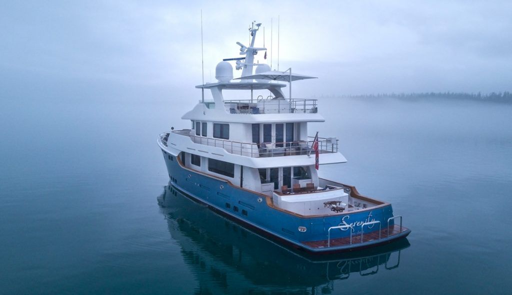 Nordhavn 96, jacht op mistig water