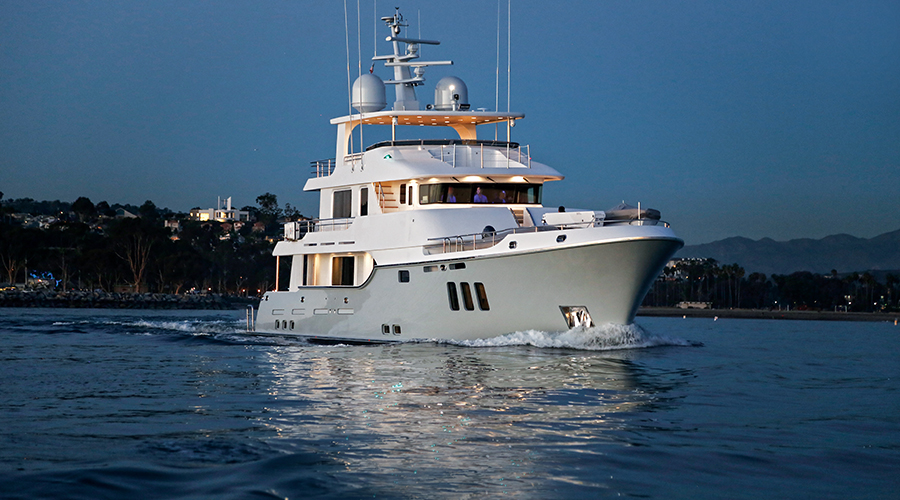 Nordhavn 96, jacht varend bij schemering