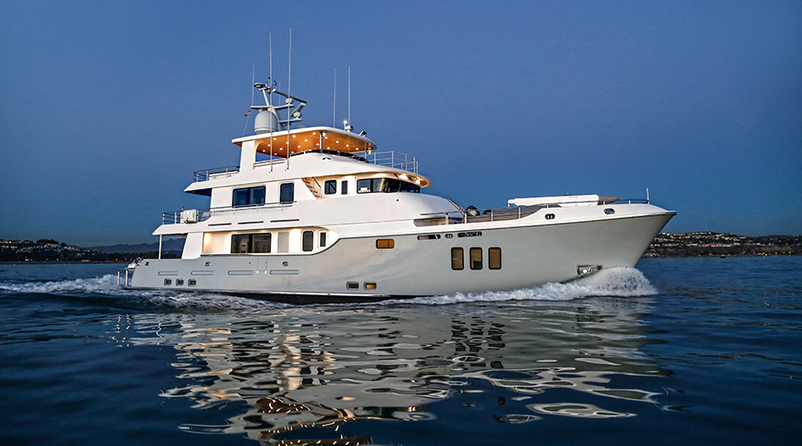 Nordhavn 96, jacht varend op zee bij schemering