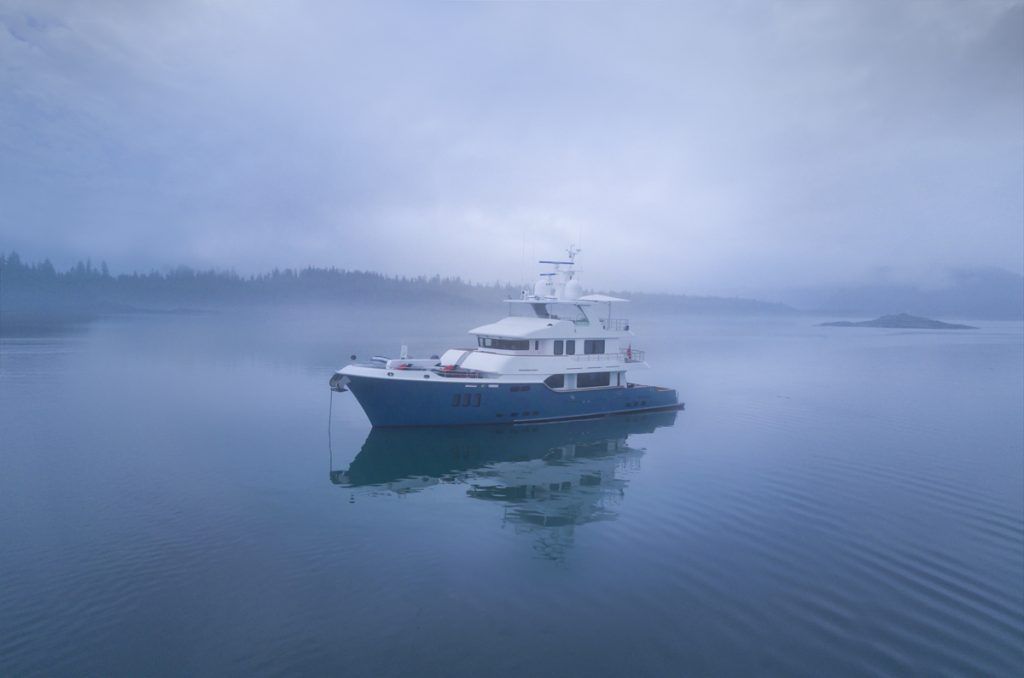 Nordhavn 96, motorjacht op mistig water
