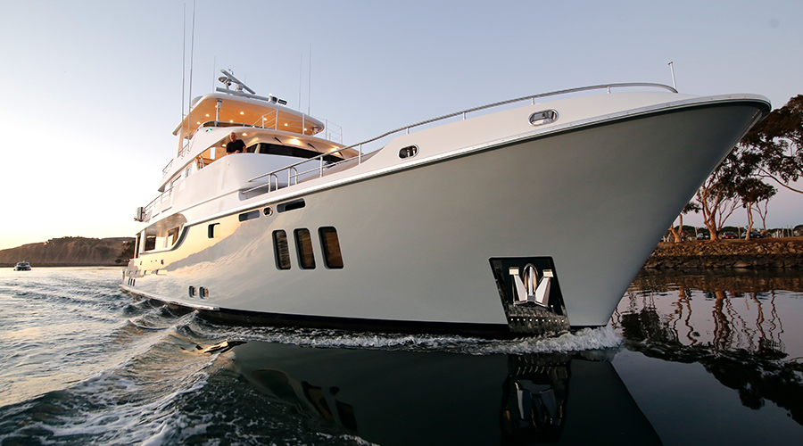Nordhavn 96, witte motorjacht vaart op water