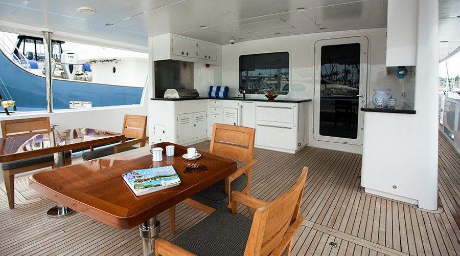 Nordhavn 96, buitenkeuken met eettafel op dek