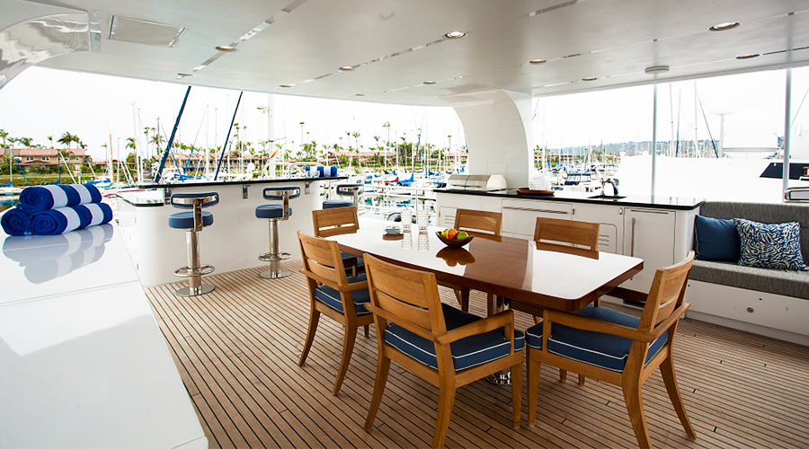 Nordhavn 96, eetkamer met houten tafel aan dek