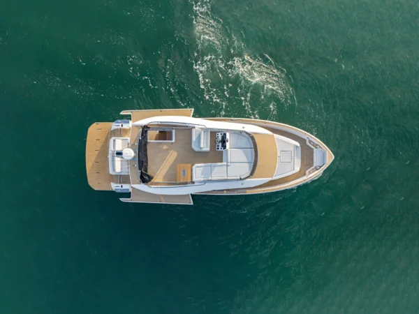 Pardo E60, boot van bovenaf op zee