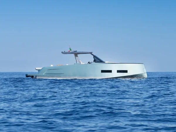Pardo P43, boot varend op zee