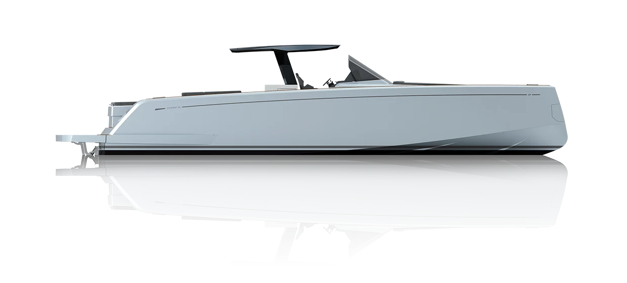 Pardo P50, boot zijaanzicht met reflectie
