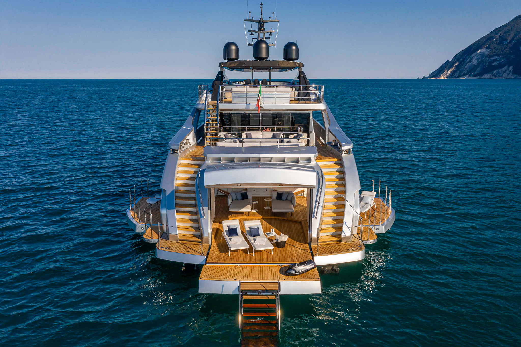 Pershing 140, achteraanzicht jacht met zwemplatform
