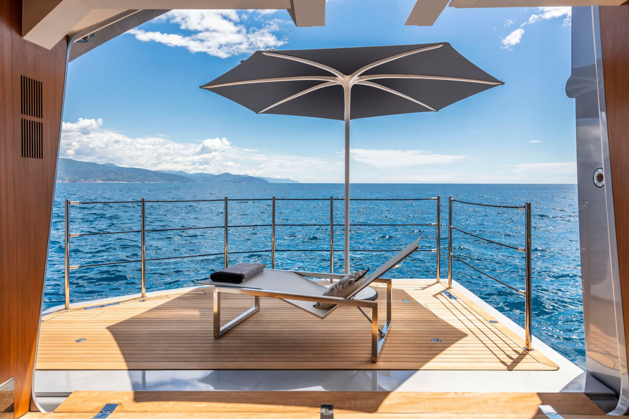 Pershing 140, achterdek met ligbed en parasol