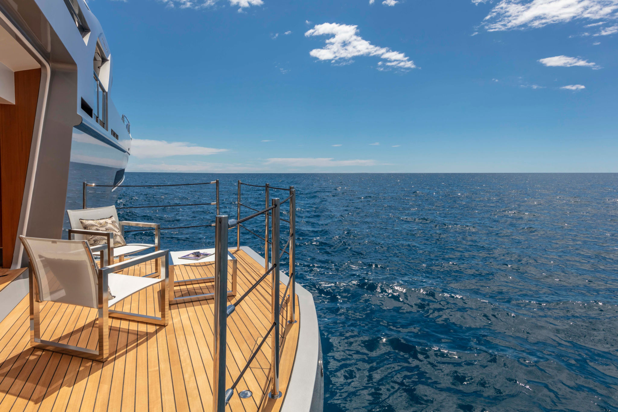 Pershing 140, achterdek met loungestoelen en zeezicht
