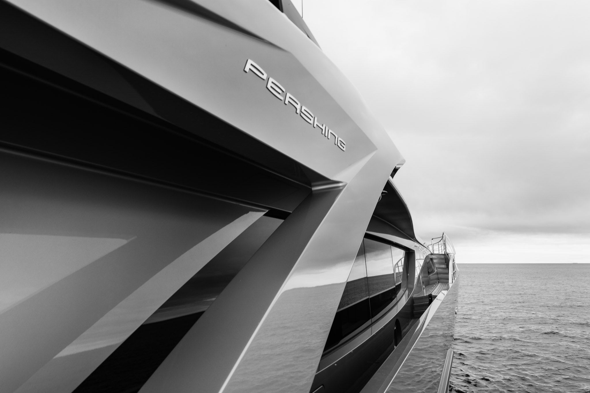Pershing 140, close up romp met logo