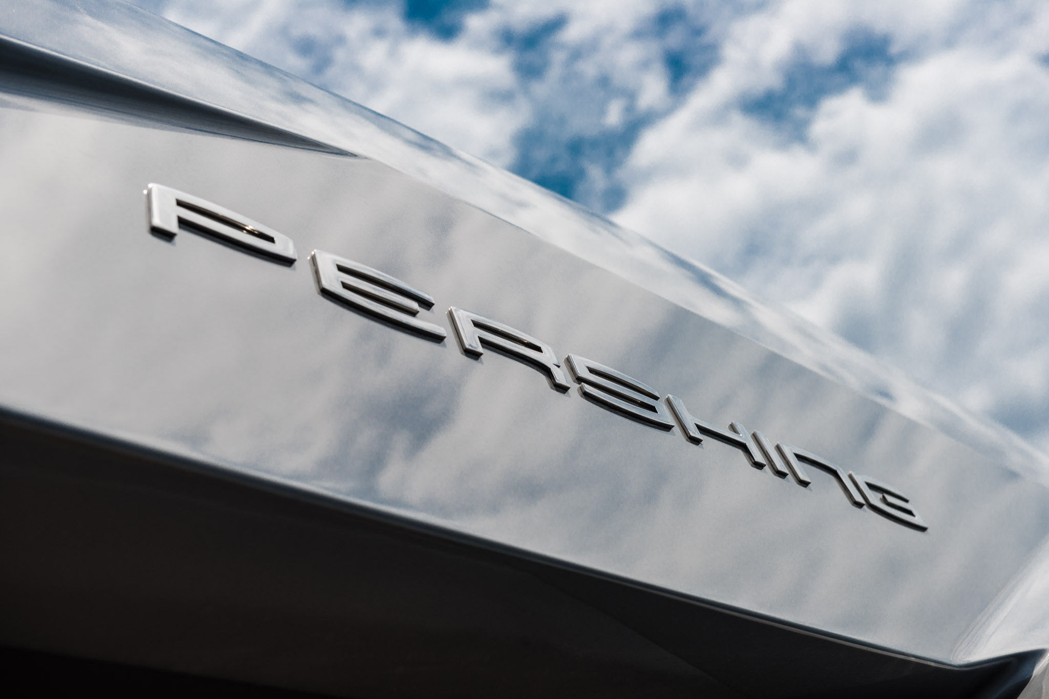 Pershing 140, close-up van scheepsnaam logo