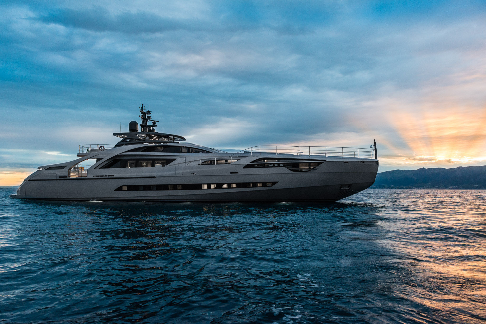 Pershing 140, jacht op zee bij zonsondergang