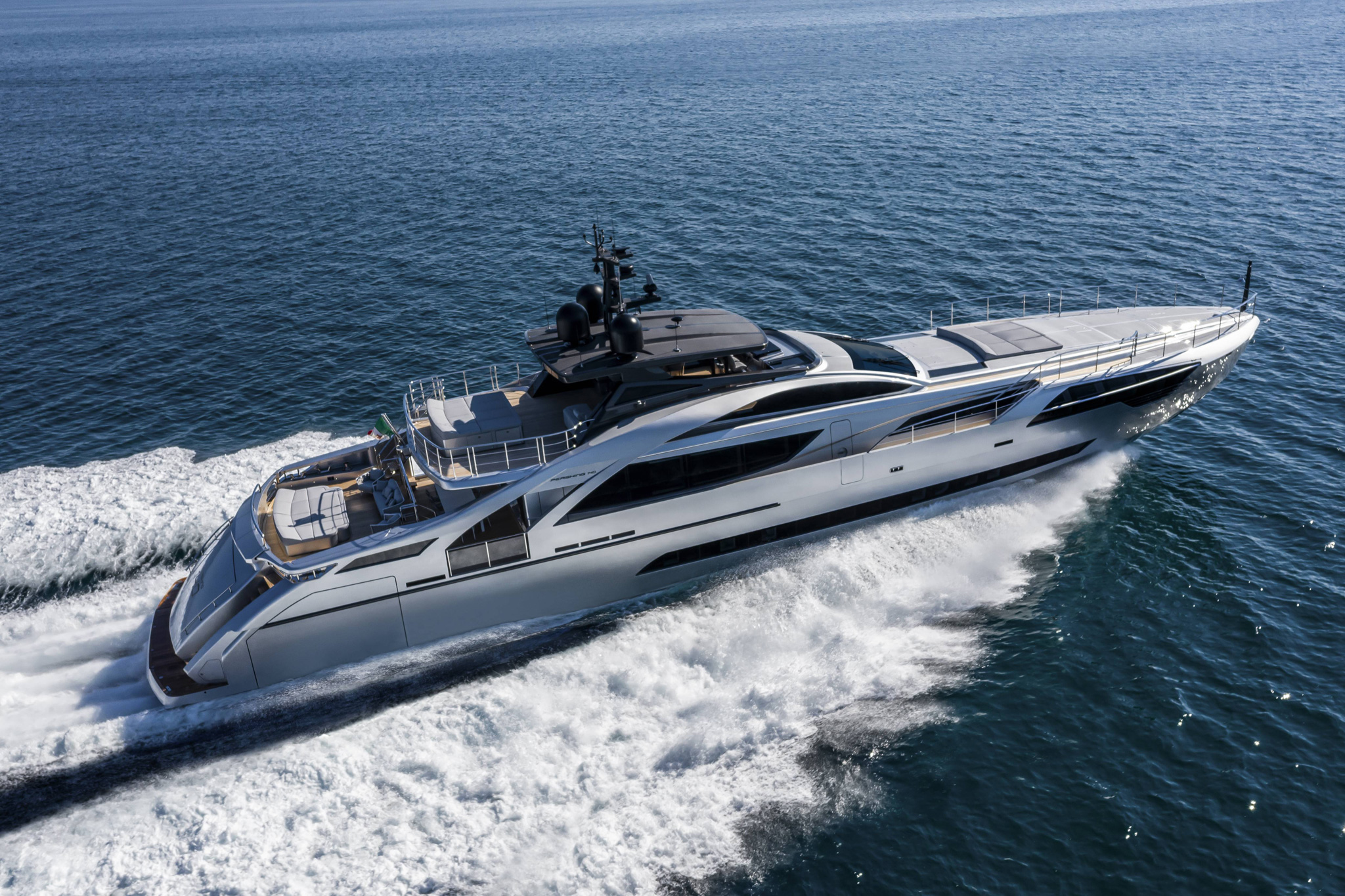 Pershing 140, jacht varend op zee met golven