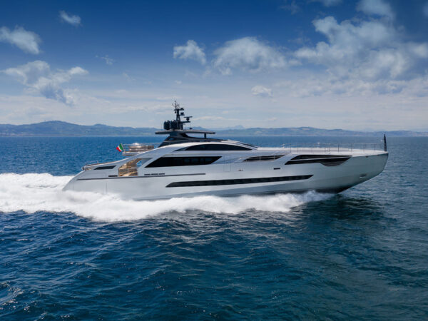 Pershing 140, jacht varend op zee