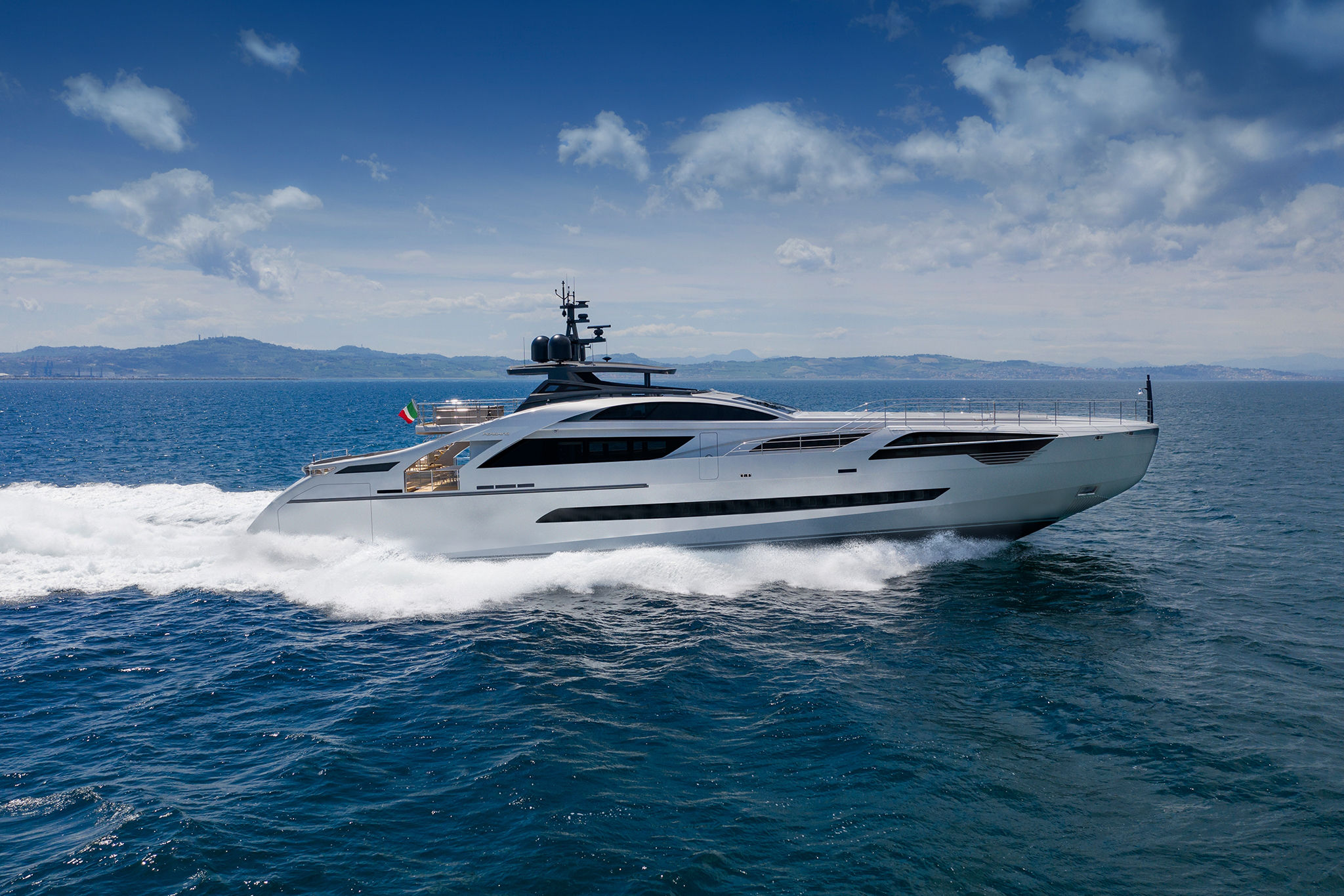 Pershing 140, jacht varend op zee