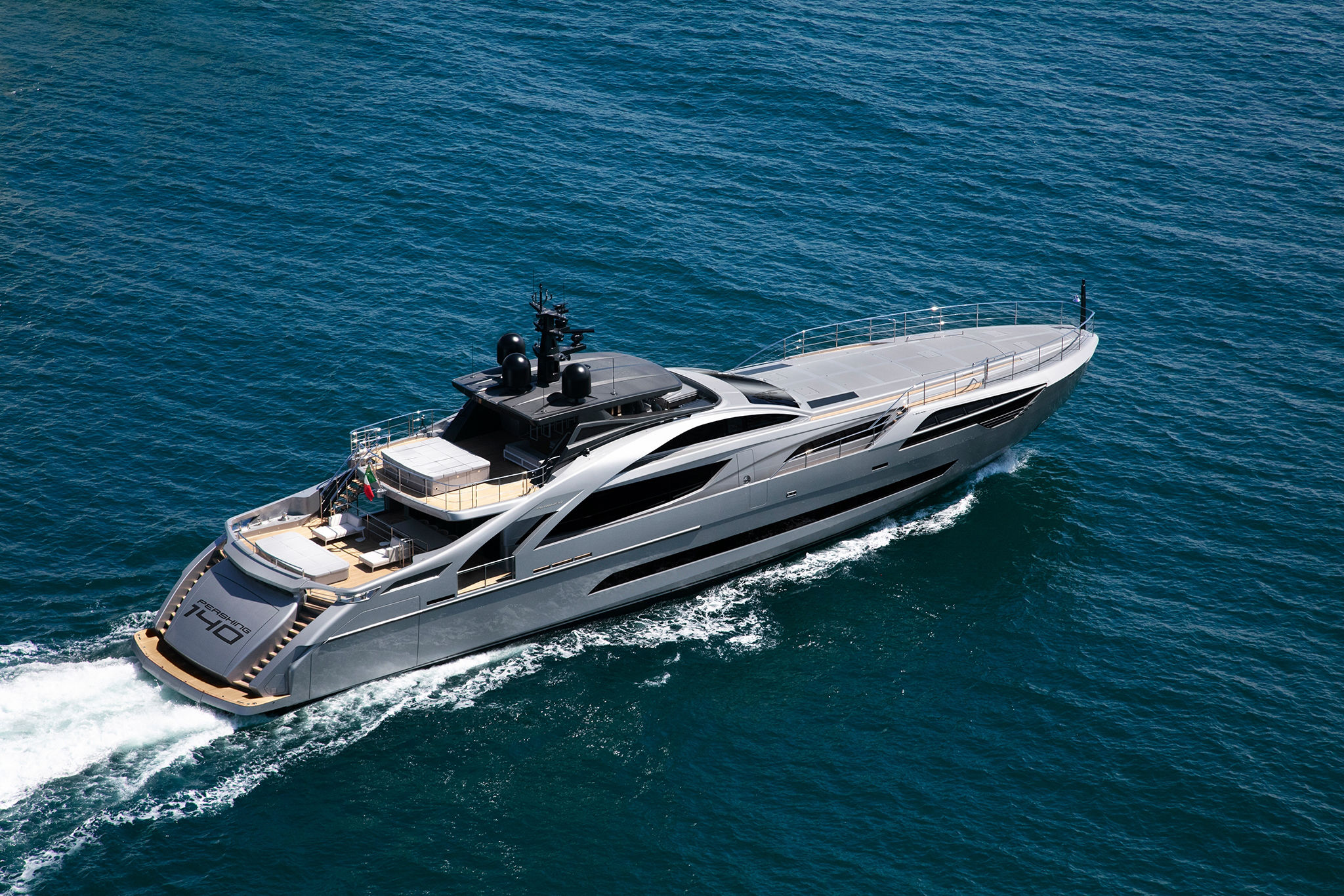 Pershing 140, jacht varend op zee