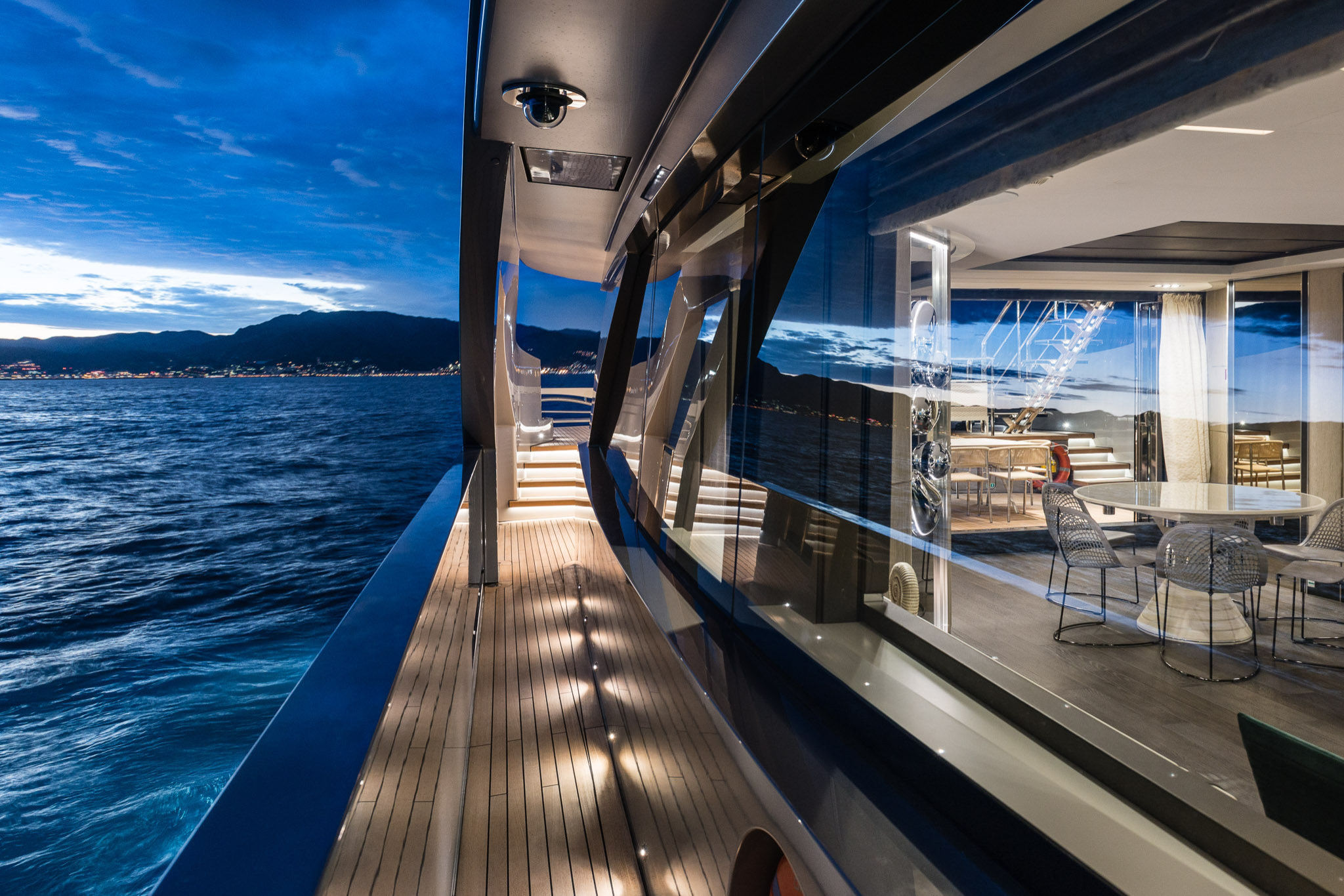 Pershing 140, jachtdek bij avondschemering met zicht op zee
