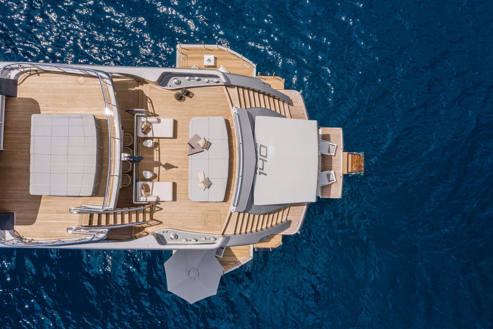 Pershing 140, luchtfoto achterdek jacht met loungezones