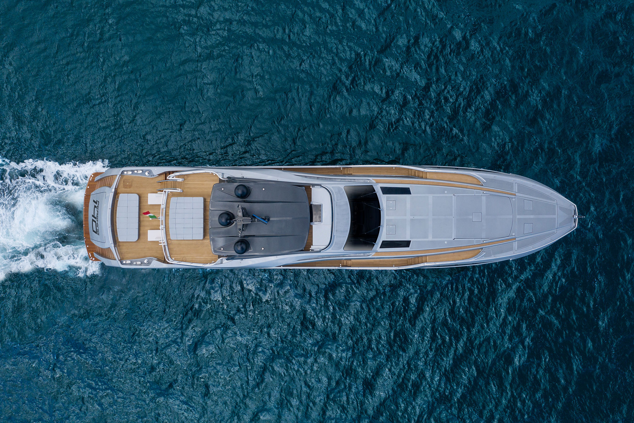 Pershing 140, luchtfoto boot varend op zee