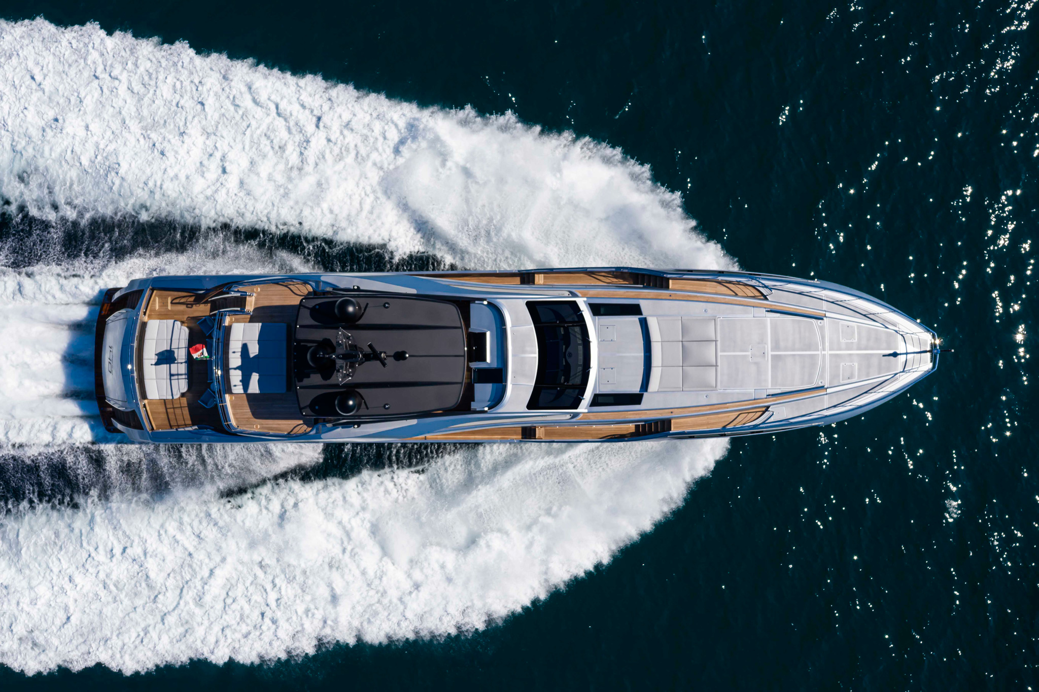 Pershing 140, luchtfoto jacht varend op zee