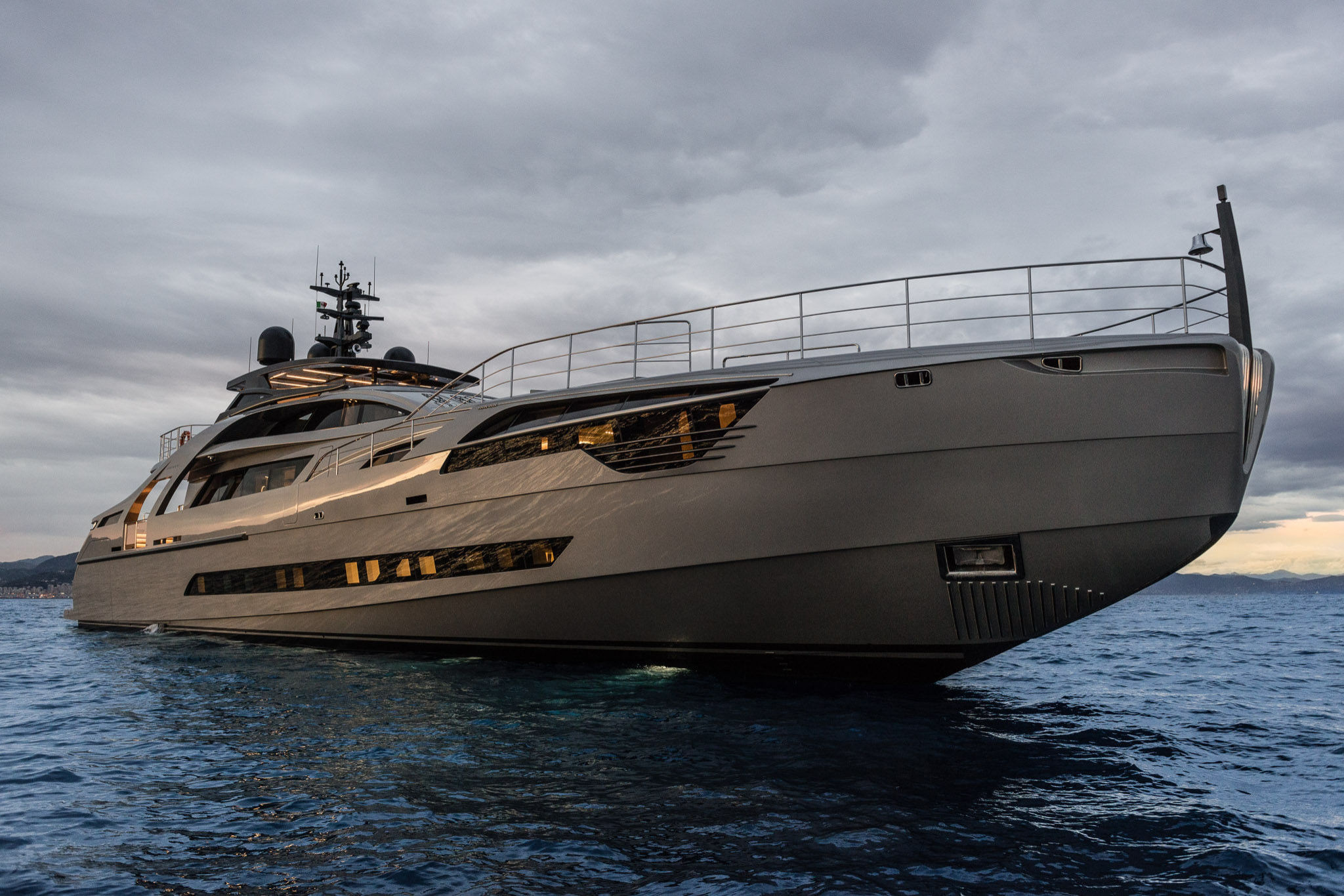 Pershing 140, luxe jacht varend op zee