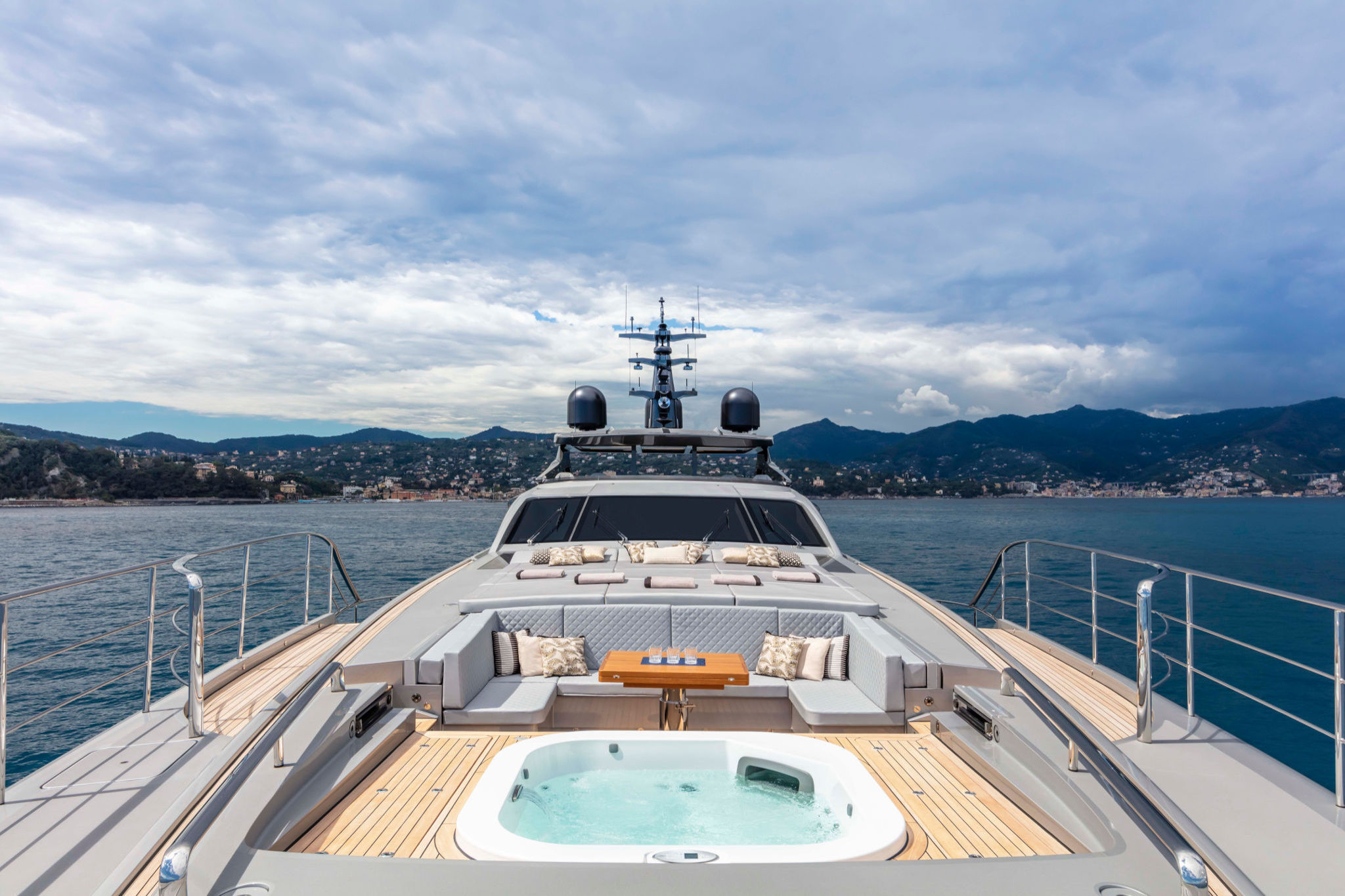 Pershing 140, voordek met jacuzzi en zitbank