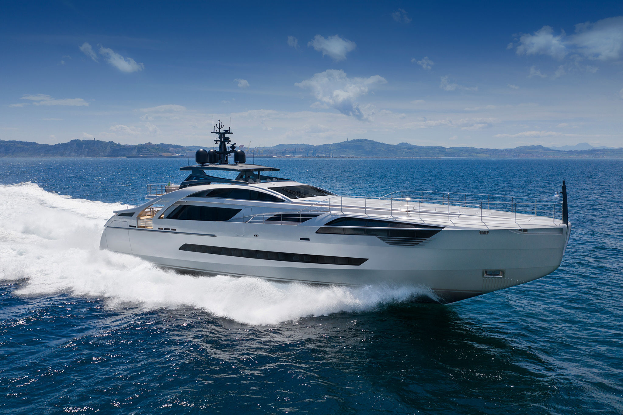 Pershing 140, witte motorjacht vaart op zee