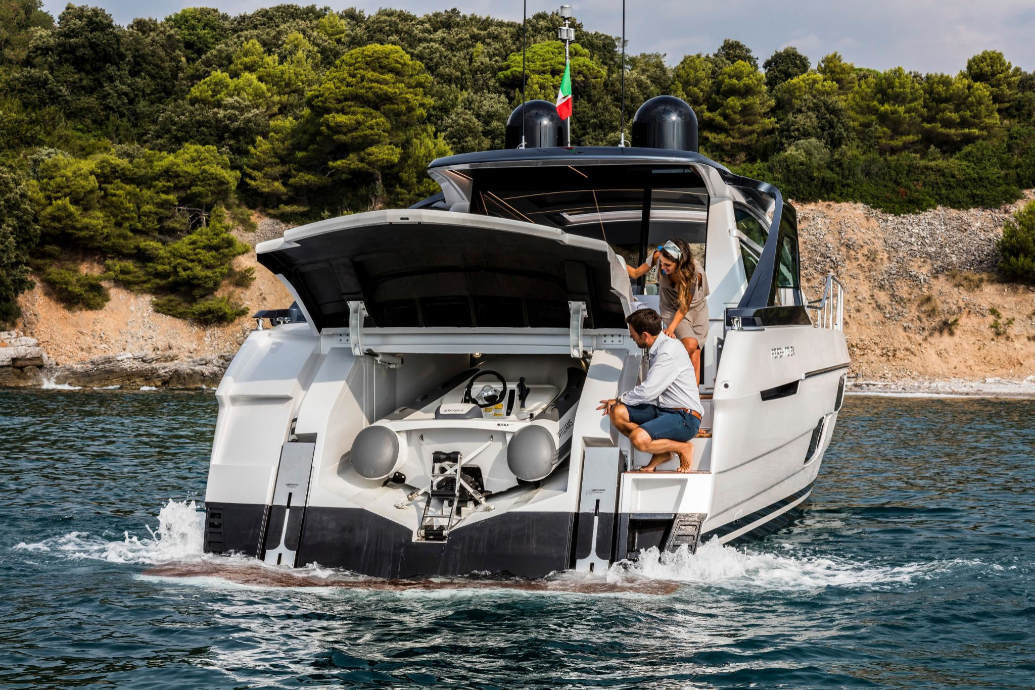Pershing 5X, achtersteven jacht met tender