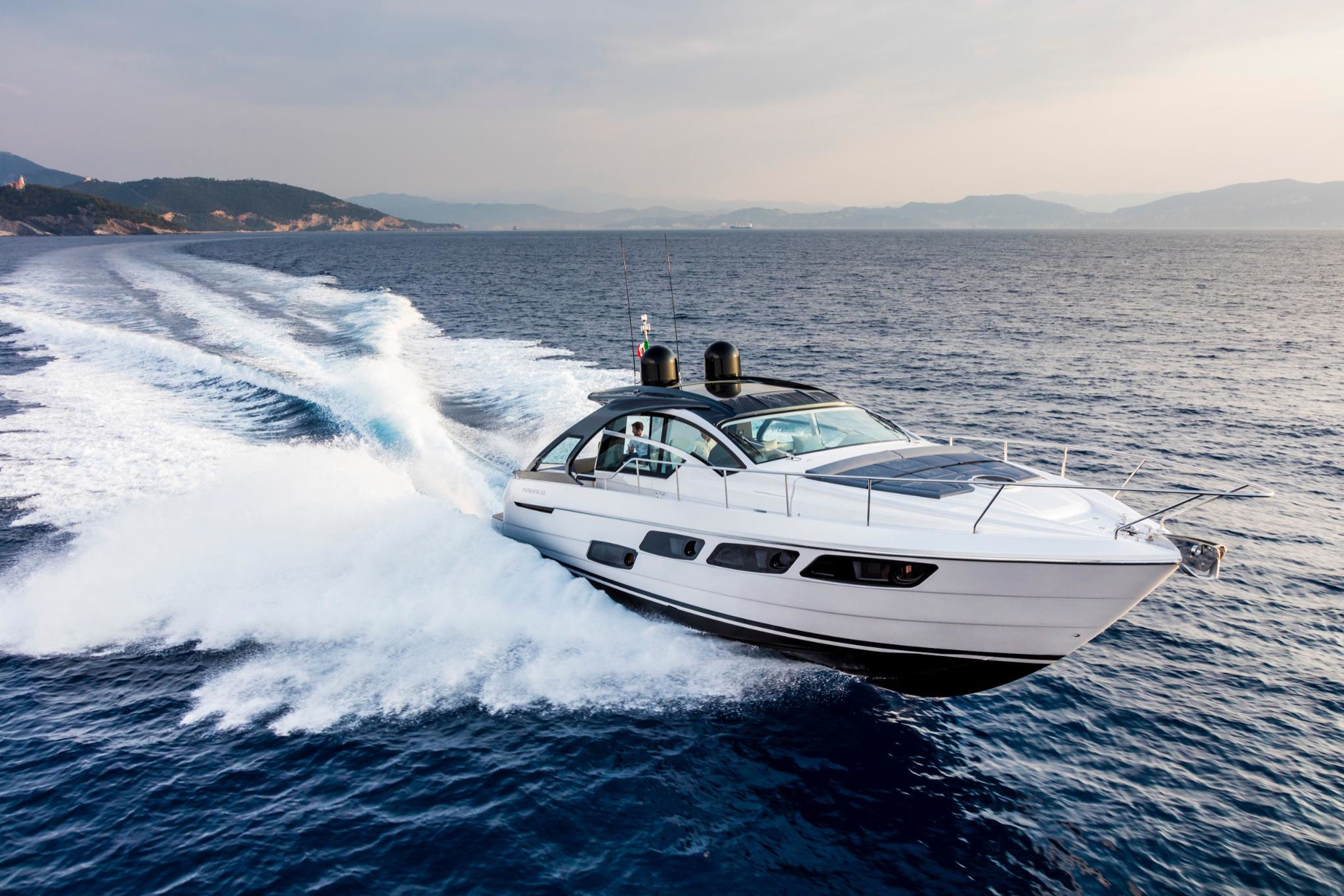 Pershing 5X, boot varend met golven