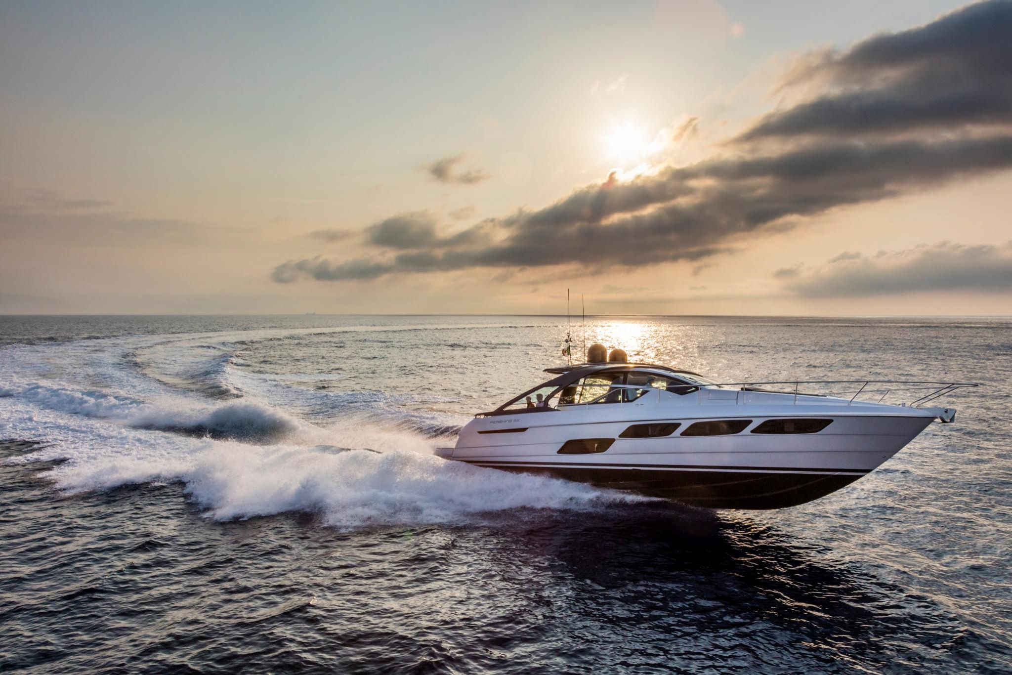 Pershing 5X, boot varend op zee bij zonsondergang