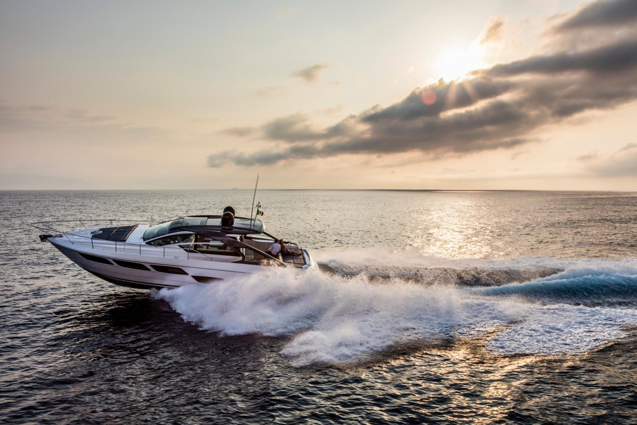 Pershing 5X, boot varend op zee bij zonsondergang