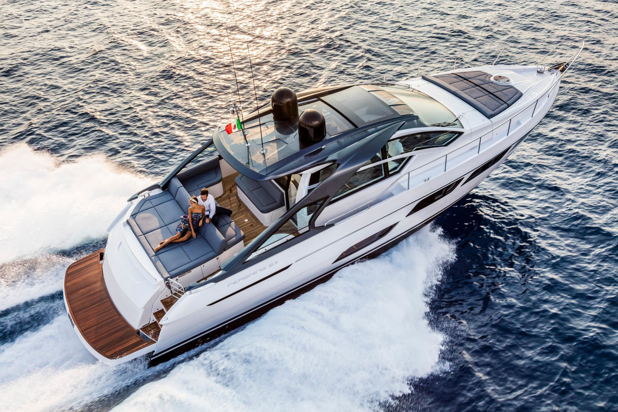 Pershing 5X, boot varend op zee