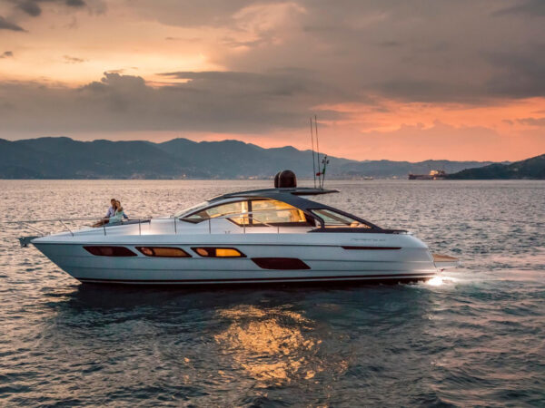 Pershing 5X, jacht op zee bij zonsondergang