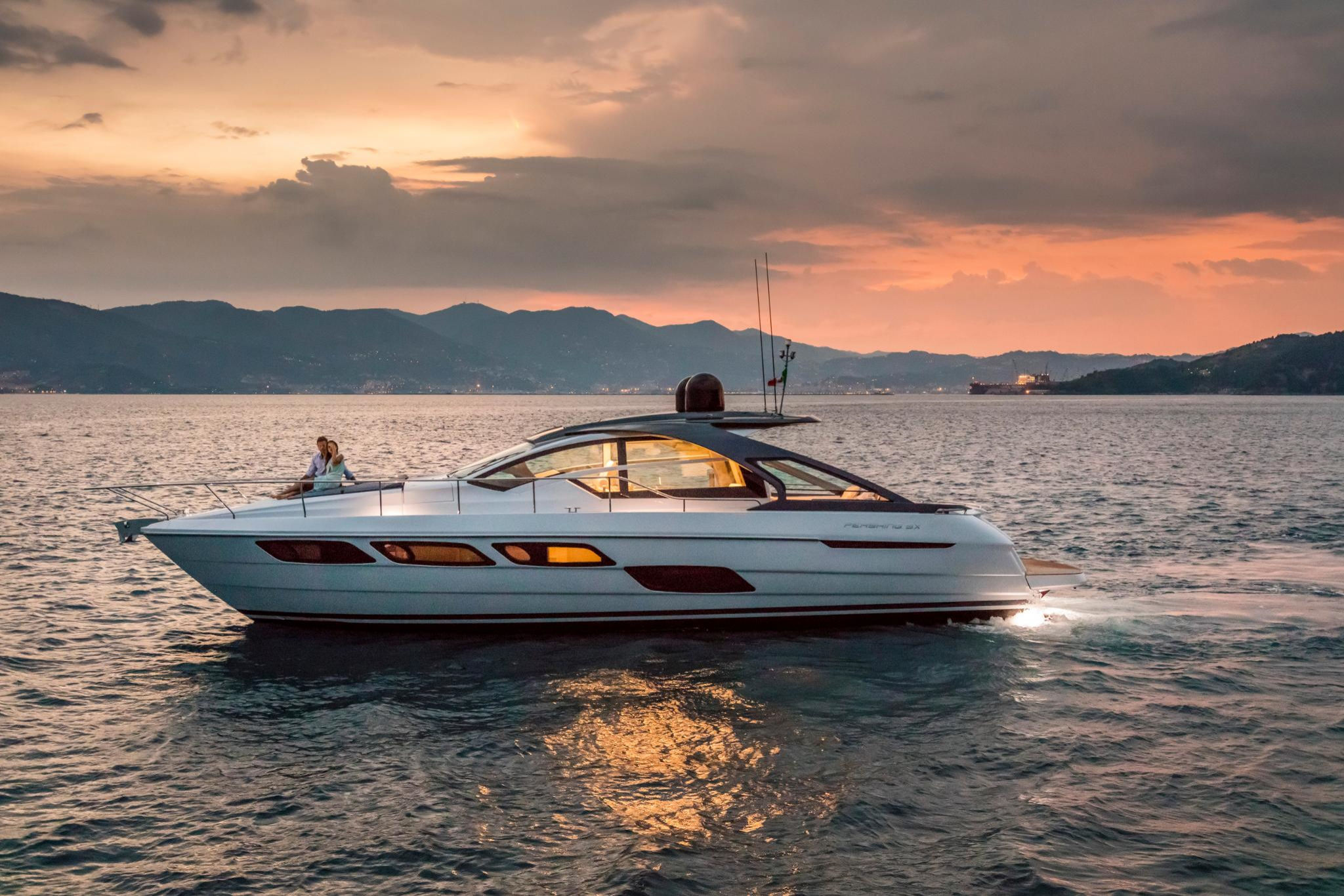 Pershing 5X, jacht op zee bij zonsondergang