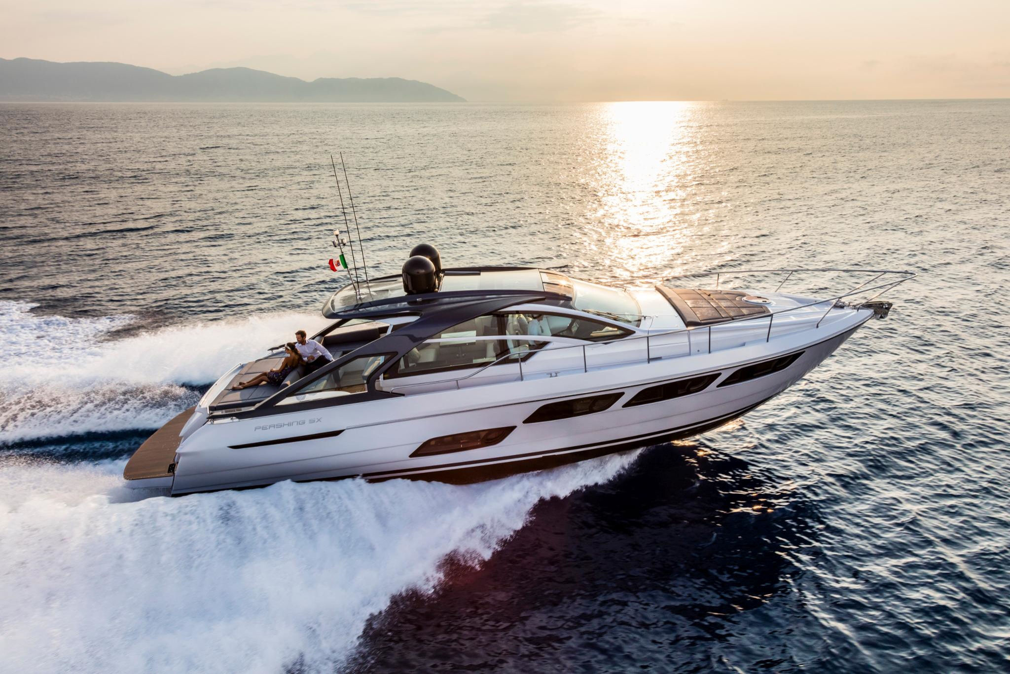 Pershing 5X, jacht varend op zee bij zonsondergang