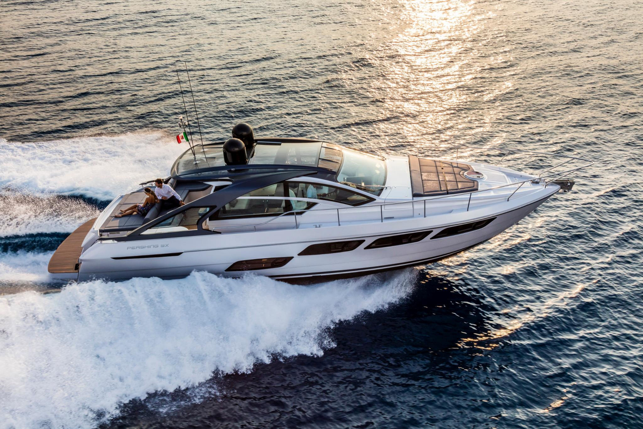 Pershing 5X, jacht varend op zee met golven