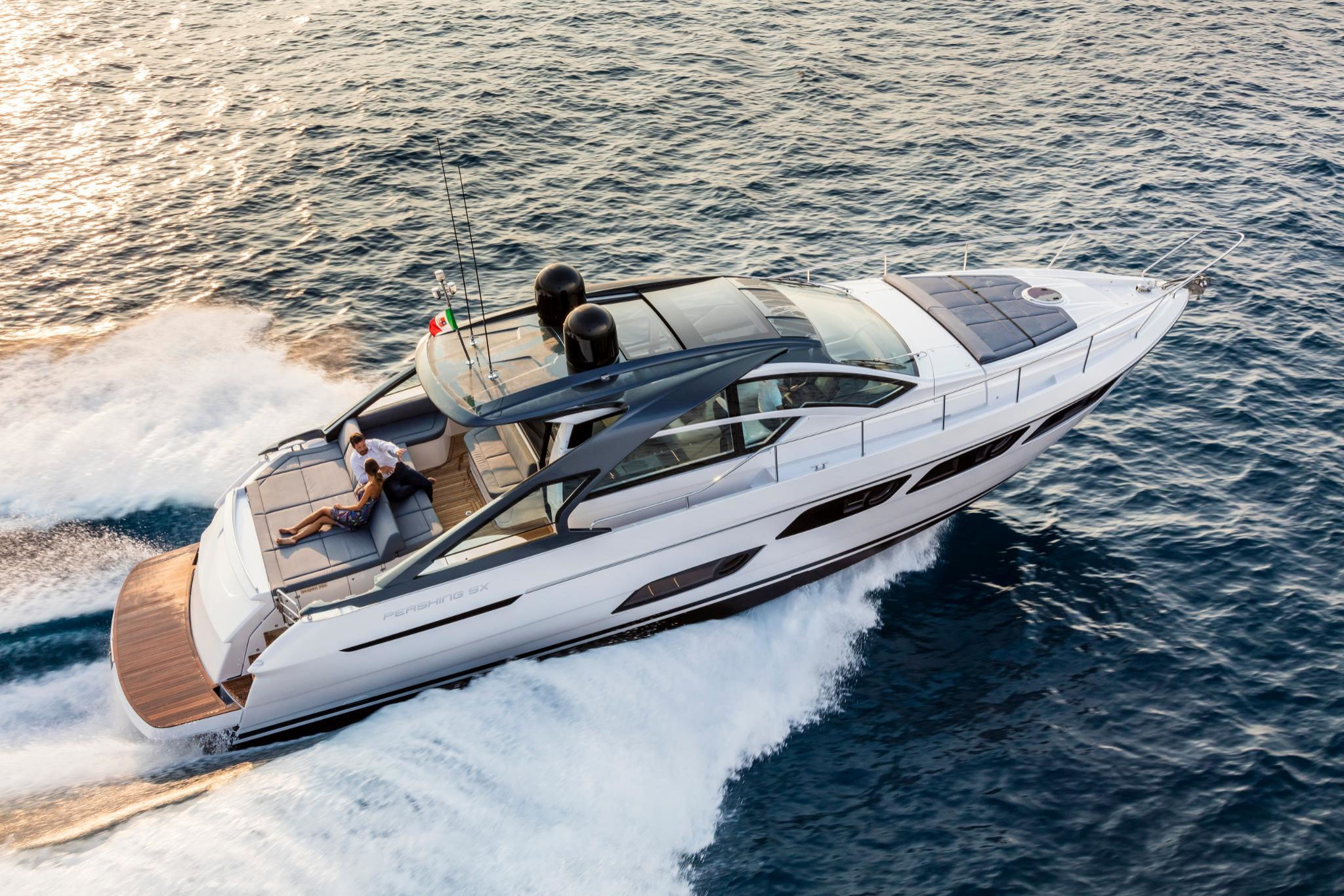 Pershing 5X, jacht varend op zee met schuim