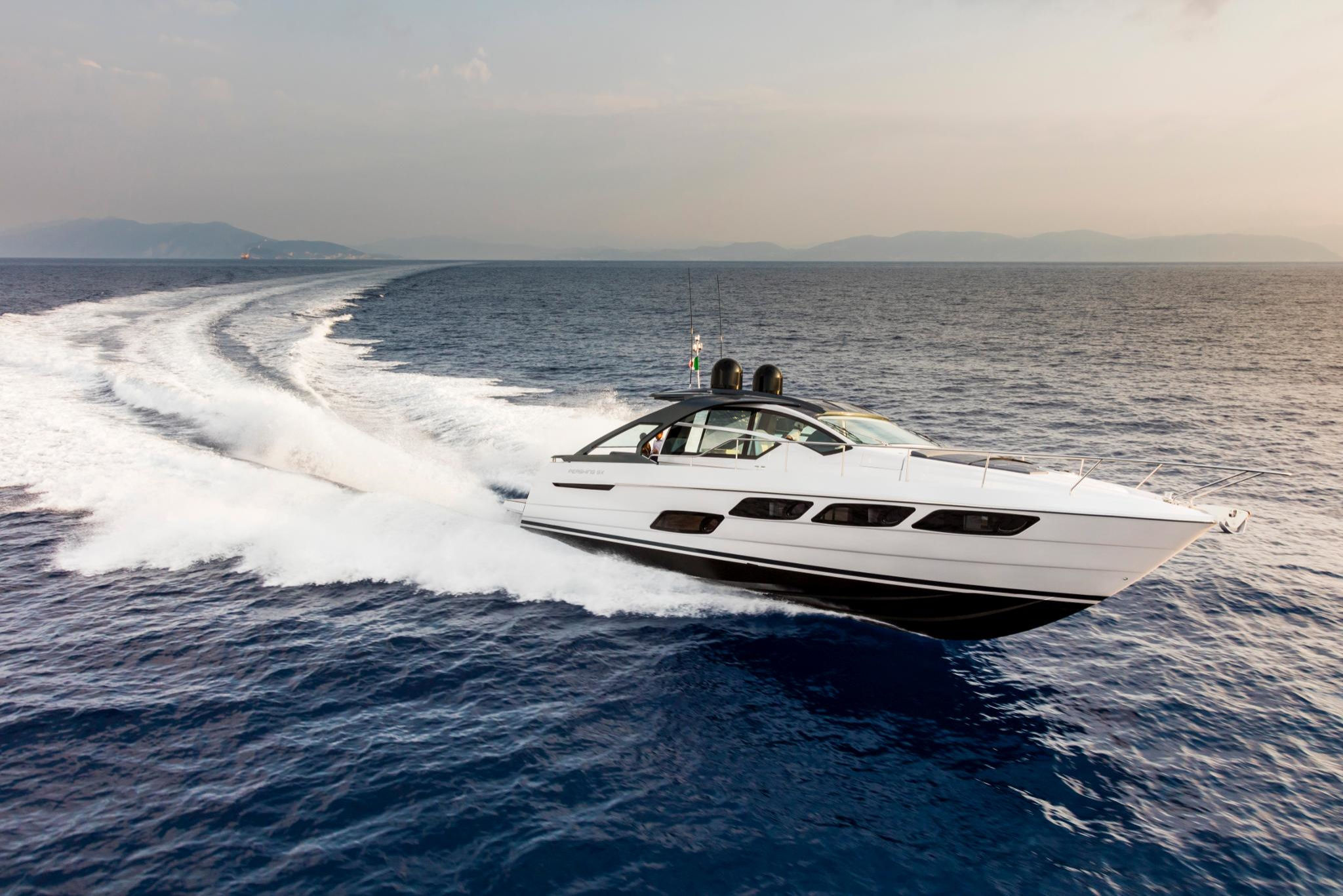 Pershing 5X, witte boot vaart snel over zee