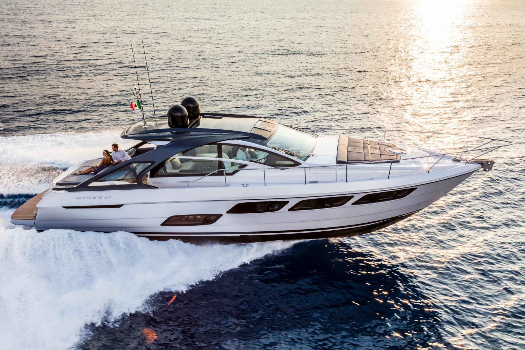 Pershing 5X, witte motorboot varend op zee