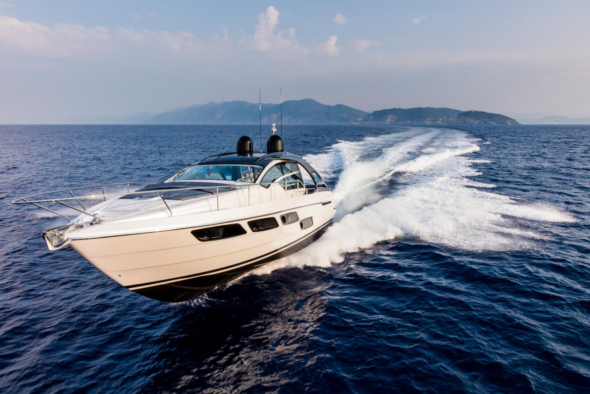 Pershing 5X, witte motorboot varend op zee