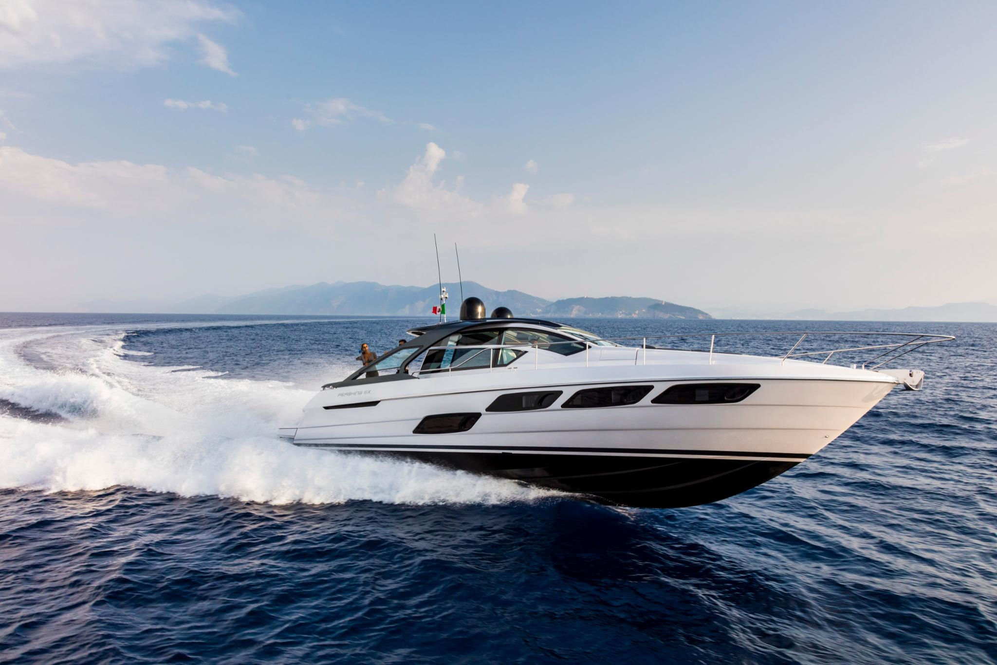 Pershing 5X, witte speedboot varend op zee