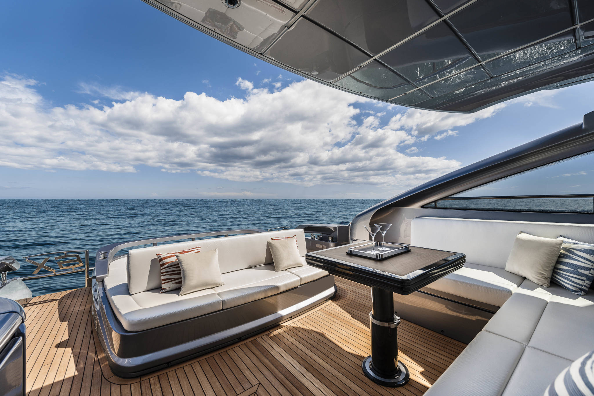 Pershing 6X, achterdek met loungebank en tafel