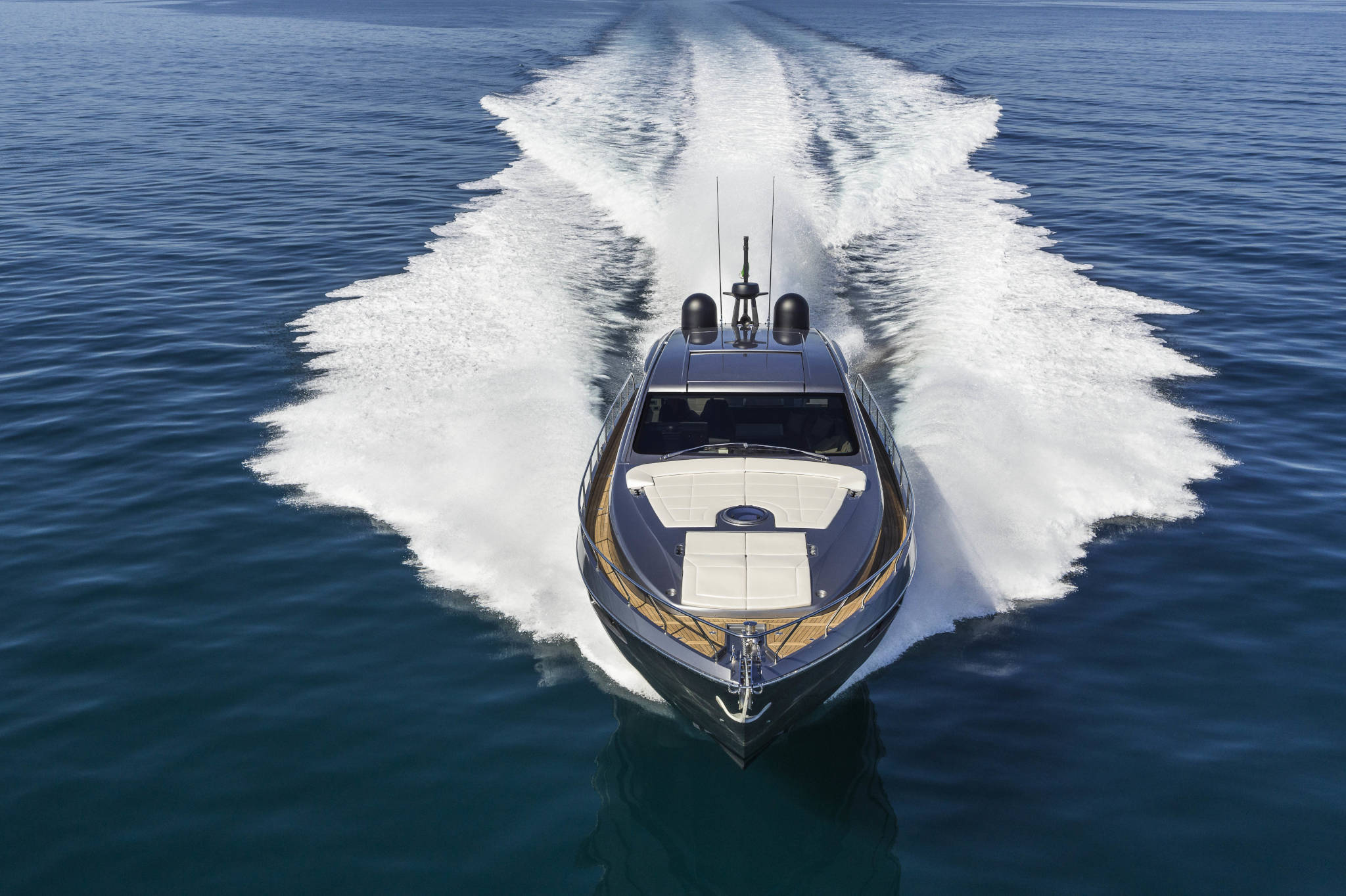Pershing 6X, boot varend met golven