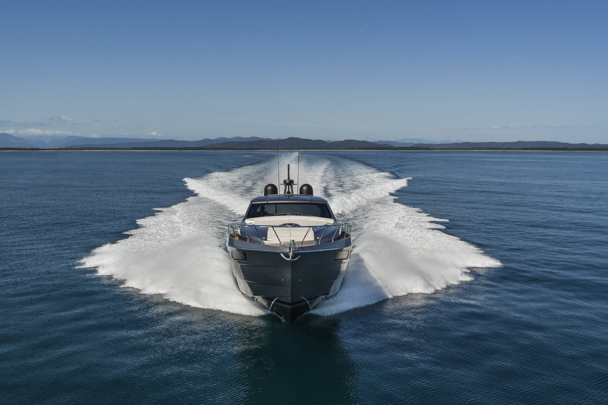 Pershing 6X, boot varend op zee met golven